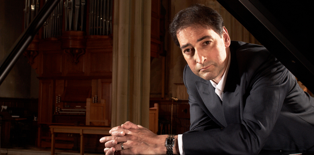 FOLLOWING A HUGELY-SUCCESSFUL TOUR IN 2018, COMEDIAN AND CHART-TOPPING PIANIST, ALISTAIR MCGOWAN, IS BACK WITH FURTHER SHOWS IN WHICH HE MIXES HIS FAVOURITE CLASSICAL PIANO PIECES WITH GAGS AND IMPRESSIONS