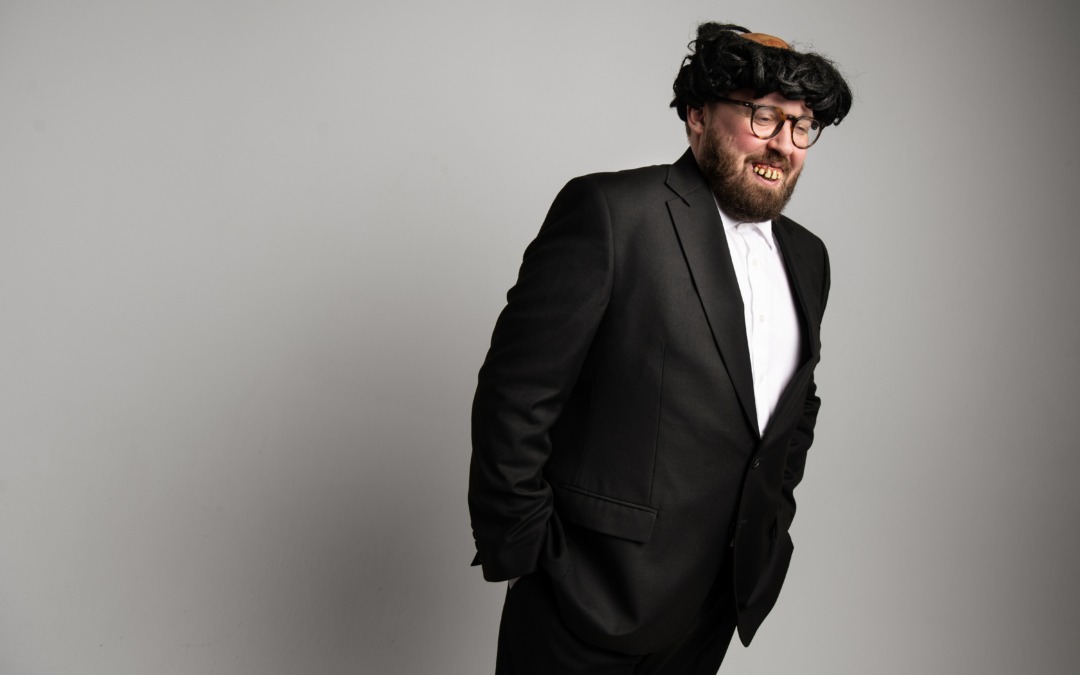 TASKMASTER STAR AND DOUBLE EDINBURGH COMEDY AWARD WINNER JOHN KEARNS ANNOUNCES BRAND NEW NATIONAL TOUR FOR 2026 WITH ‘TILTING AT WINDMILLS’