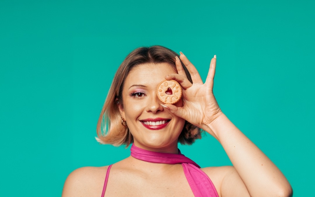 CECILY HITCHCOCK MAKES HIGHLY ANTICIPATED EDINBURGH FESTIVAL FRINGE DEBUT WITH NOUGHTIES NOSTALGIA HOUR ‘FAMILY RECIPE’