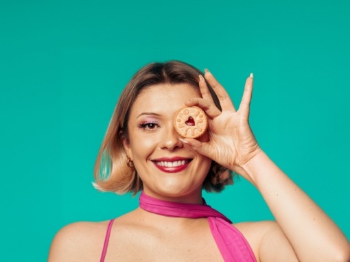 CECILY HITCHCOCK MAKES HIGHLY ANTICIPATED EDINBURGH FESTIVAL FRINGE DEBUT WITH NOUGHTIES NOSTALGIA HOUR ‘FAMILY RECIPE’