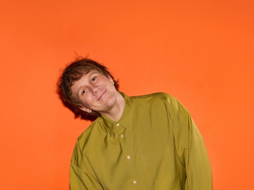 GROUNDBREAKING COMEDIAN JOSH THOMAS ANNOUNCES UK DATES FOR LASTEST STAND-UP SHOW ‘JIGGLE JIGGLE’ AS PART OF WORLDWIDE TOUR